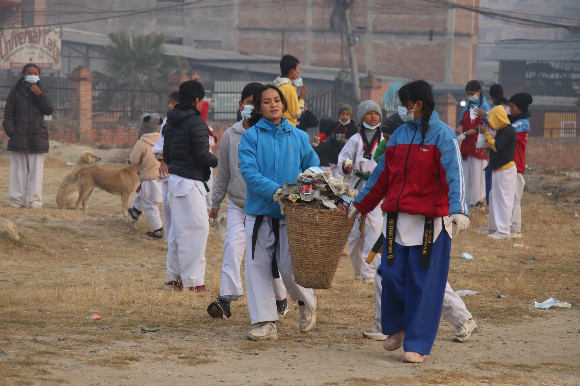 नियमित पाक्षिक सरसफाइअन्तर्गत सल्लाघारीस्थित १०८ रोपनी परिसरमा सरसफाइ