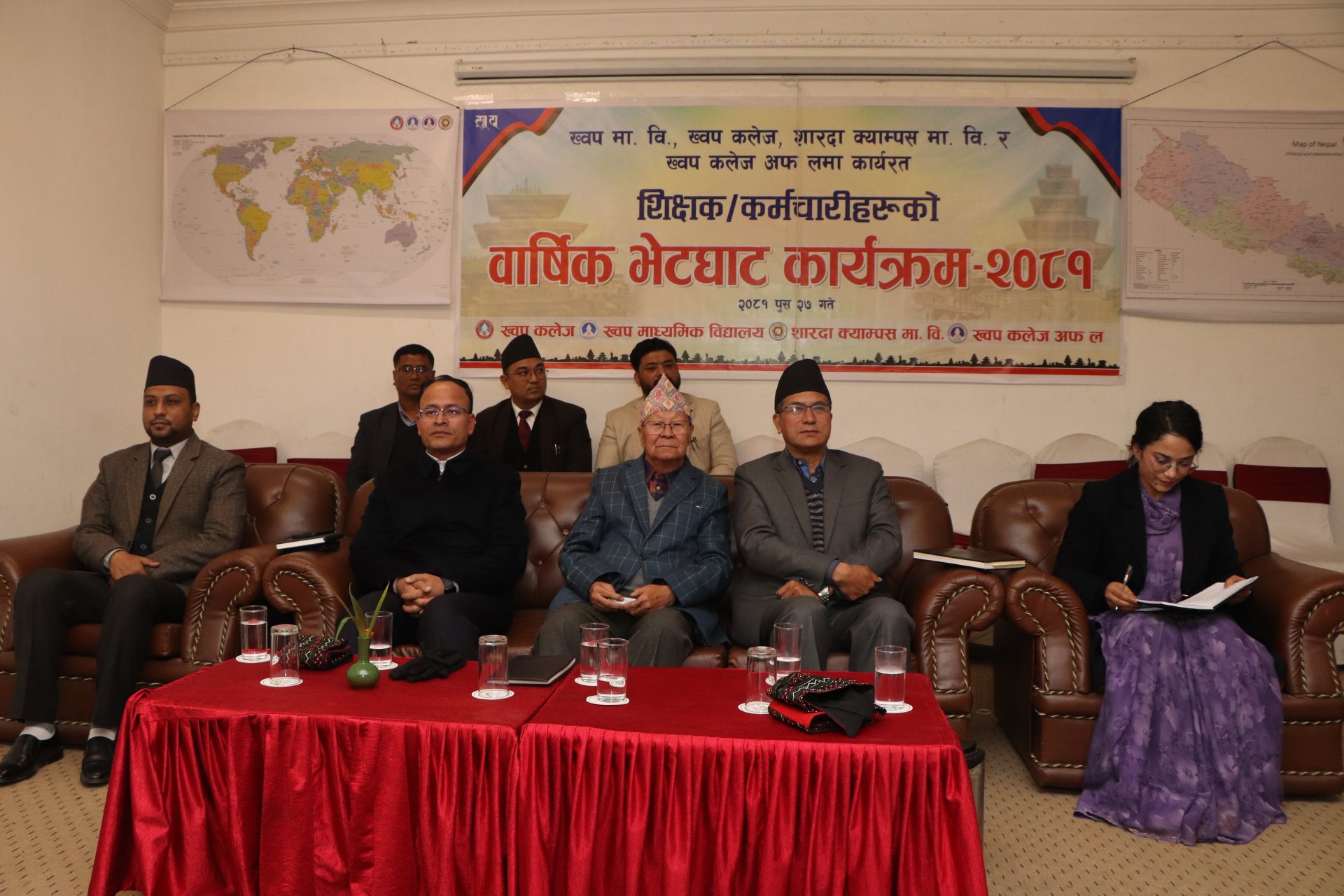 शिक्षकहरूबिच राष्ट्रिय/अन्तर्राष्ट्रिय विषयमा नियमित छलफल र अन्तरक्रिया गर्नुपर्ने