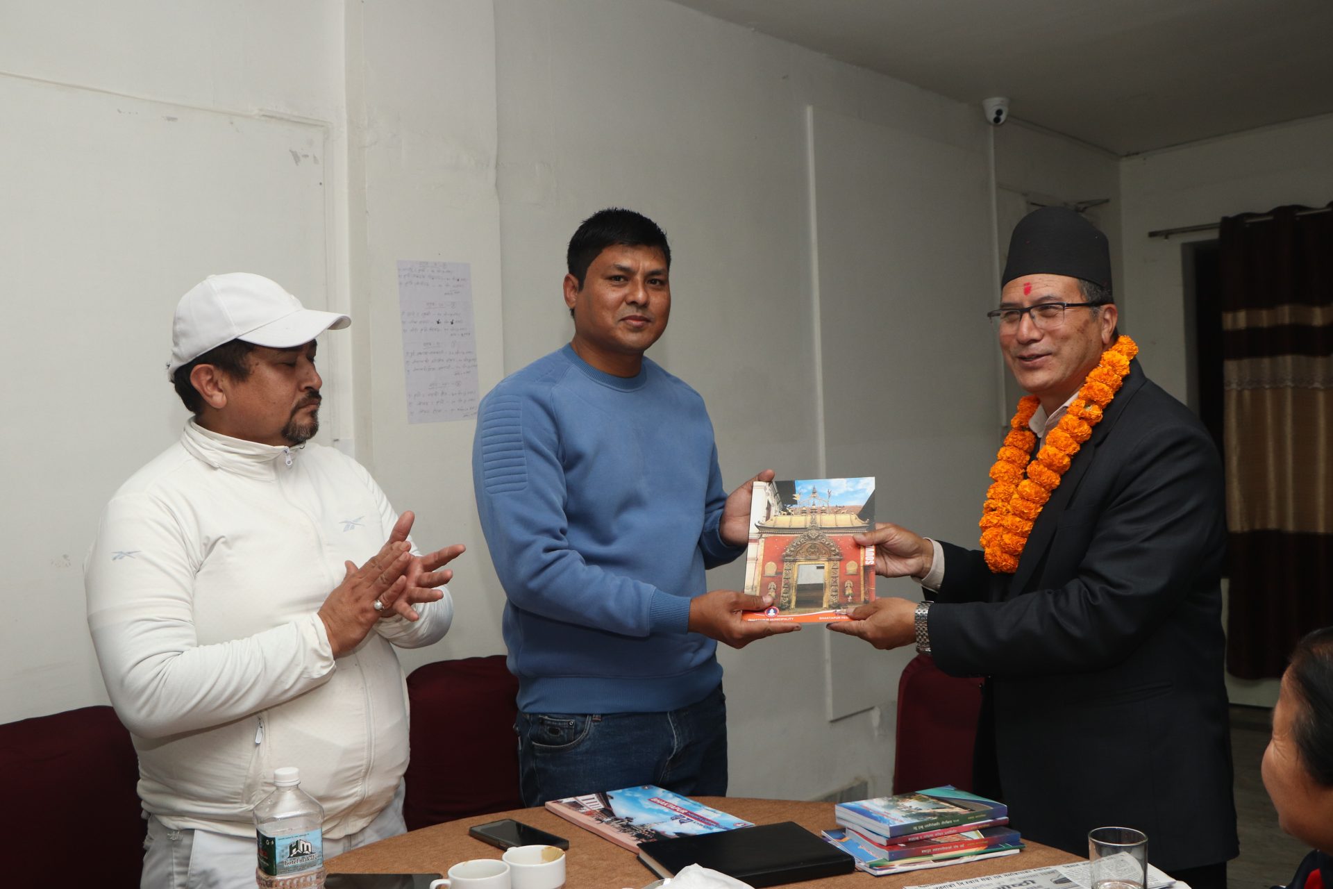 नगर प्रमुख प्रजापतिसँग नेवाः देय् दबु वीरगञ्ज महानगर समितिका प्रतिनिधिहरूको भेट