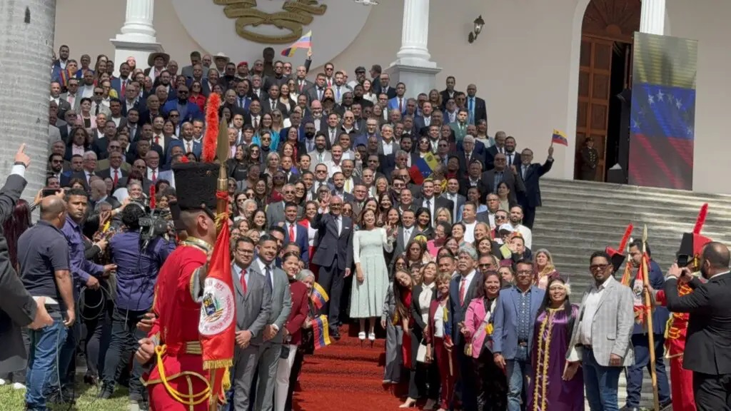 भेनेजुयलाको राष्ट्रिय सभाद्वारा जनवरी १० मा शपथग्रहणका लागि राष्ट्रपति मादुरोलाई निमन्त्रणा