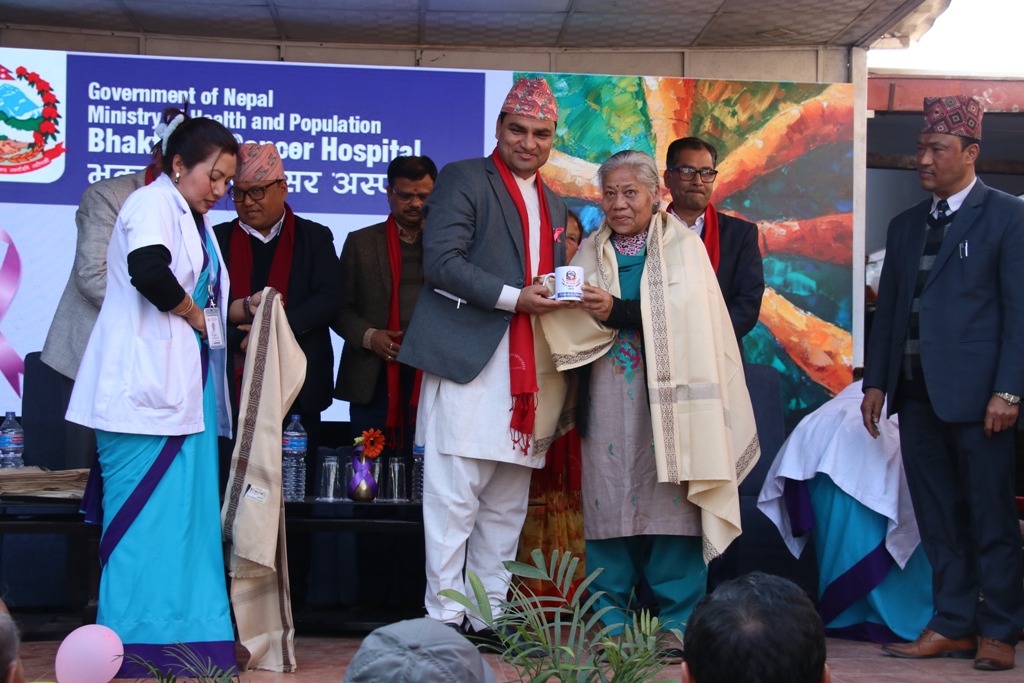 विश्व क्यान्सर दिवसको अवसरमा क्यान्सर विजेताहरूलाई दोसल्ला ओढाई सम्मान