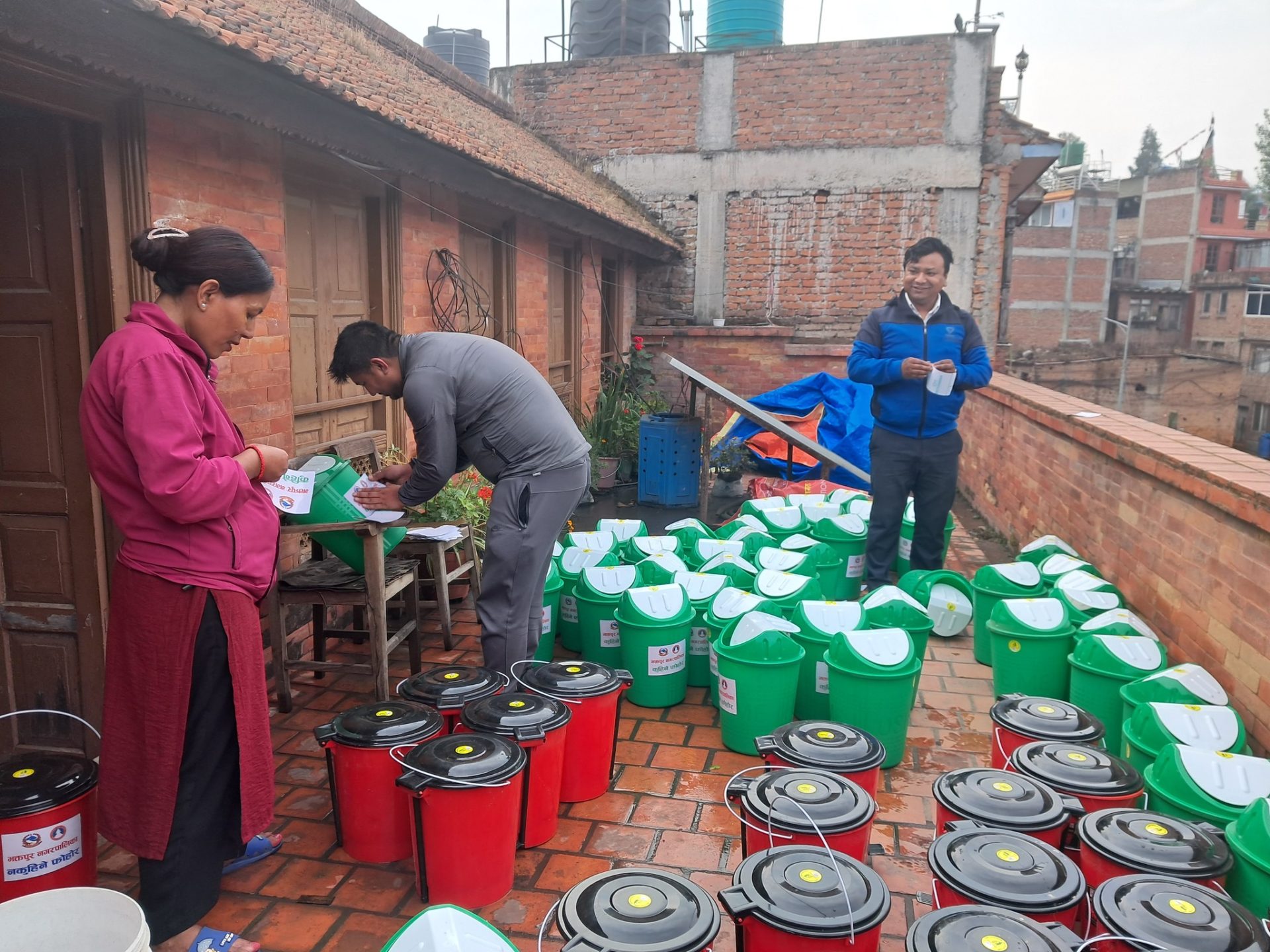 भक्तपुर नगरपालिकाबाट बाल्टिन वितरण