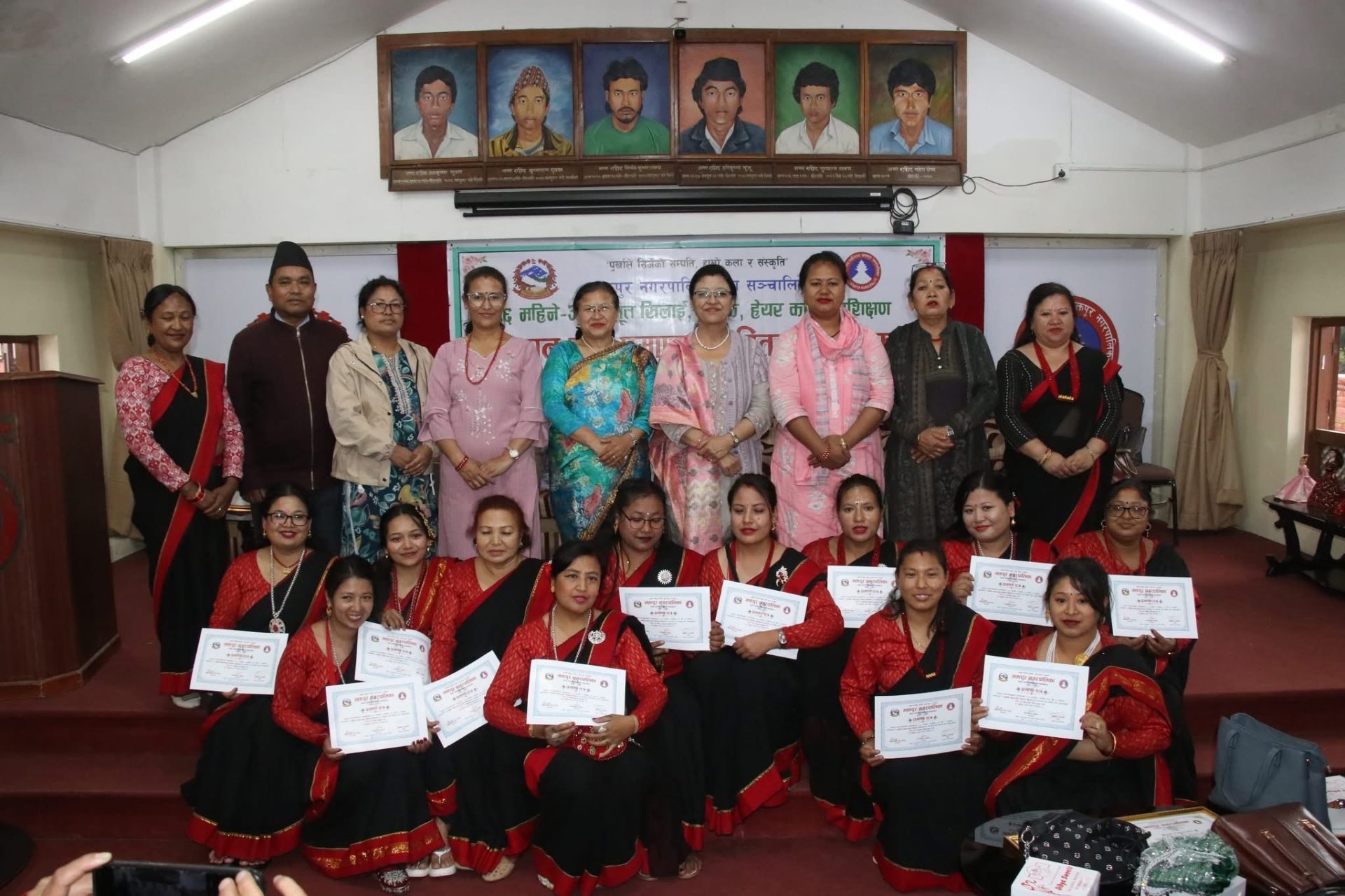६ महिने आधारभूत सिलाइ, बुटिक र कपाल काट्ने प्रशिक्षणको प्रमाणपत्र वितरण