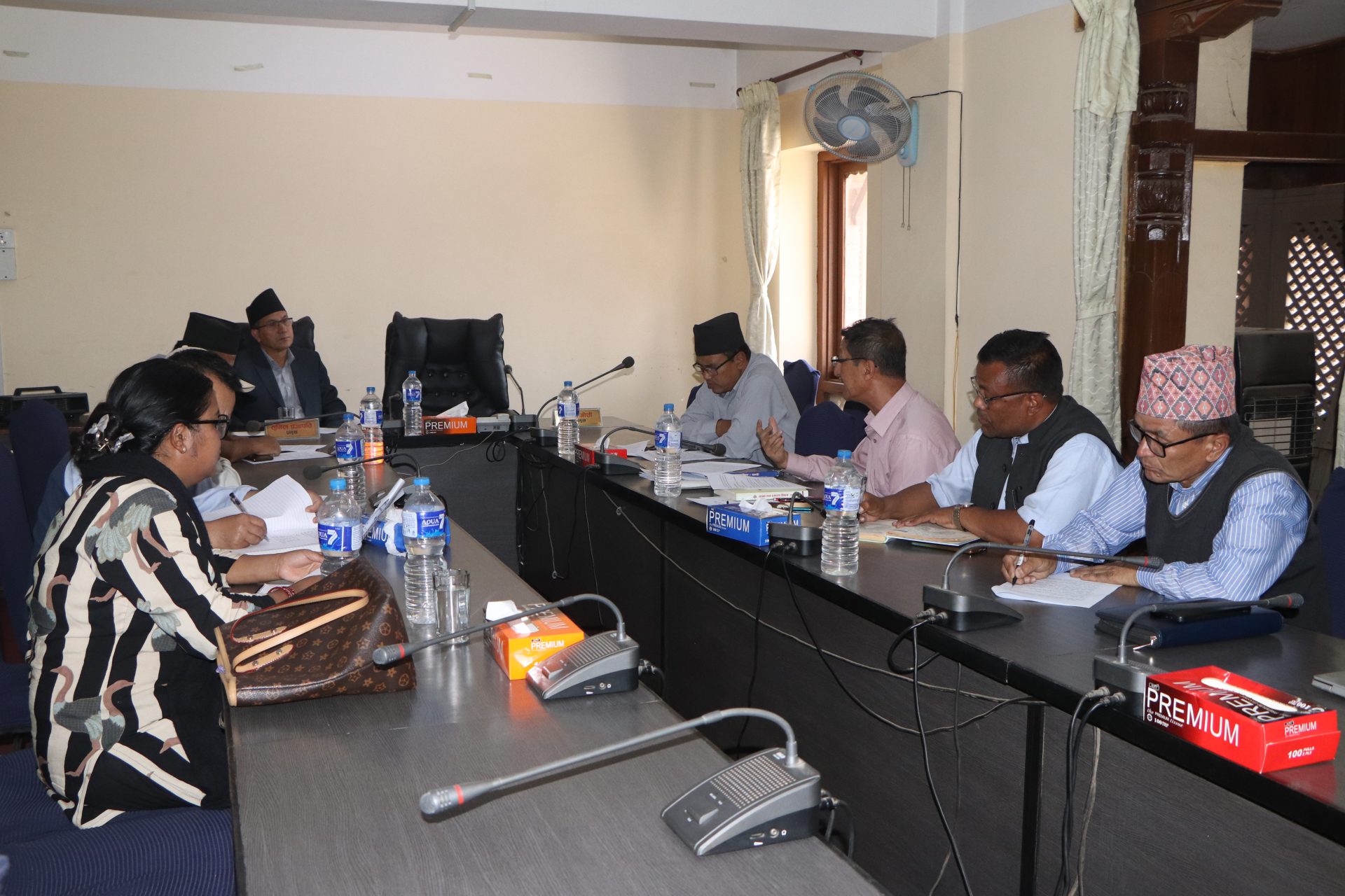 नगर प्रमुख प्रजापतिलाई विद्यालय अनुगमन तथा प्राविधिक सहयोग समितिको वार्षिक प्रतिवेदन हस्तान्तरण