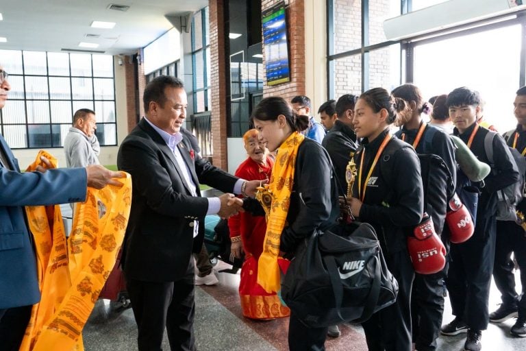 भुटानको थिम्पुमा खेलेर स्वदेश फर्किएका खेलाडीलाई विमानस्थलमा स्वागत
