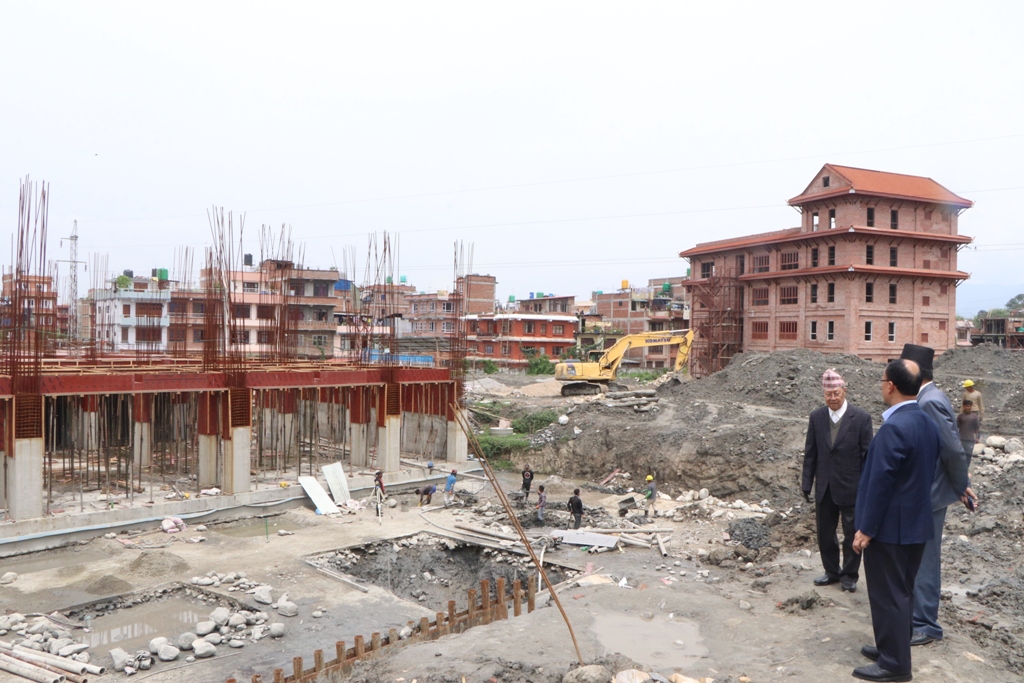 अध्यक्ष बिजुक्छेँद्वारा निर्माणाधीन अरनिको सभाभवन, थन्थु दरबार र हाडा छेँको निरीक्षण