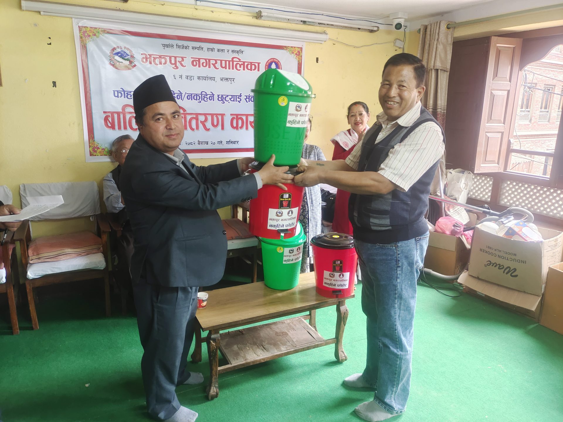 वडा नं. ६ मा बाल्टिन वितरण : कुहिने र नकुहिने फोहर छुट्याउन अनुरोध