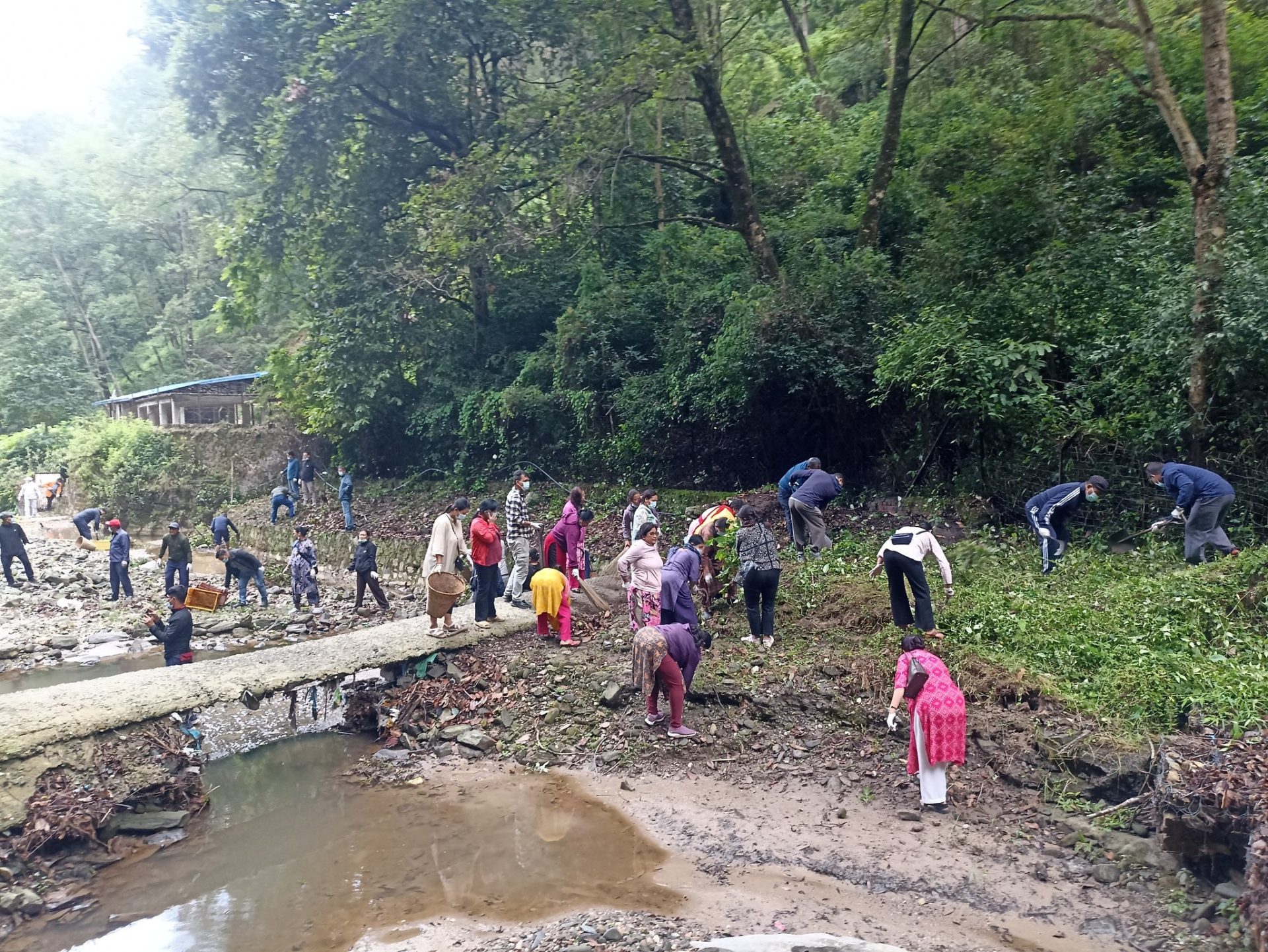 भक्तपुरको खानेपानी मुहान पोखरीमा सरसफाइ