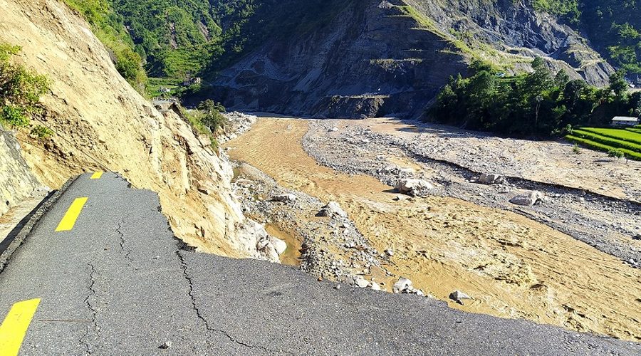 भूकम्प र बाढीपहिरोले थिलथिलियो बीपी राजमार्ग