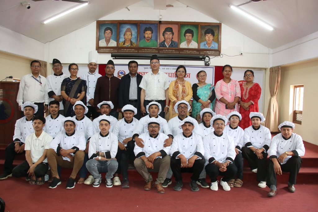 नगर प्रमुख प्रजापतिद्वारा एड्भान्स पाक शिक्षा तालिमका प्रशिक्षार्थीहरूलाई प्रमाणपत्र वितरण