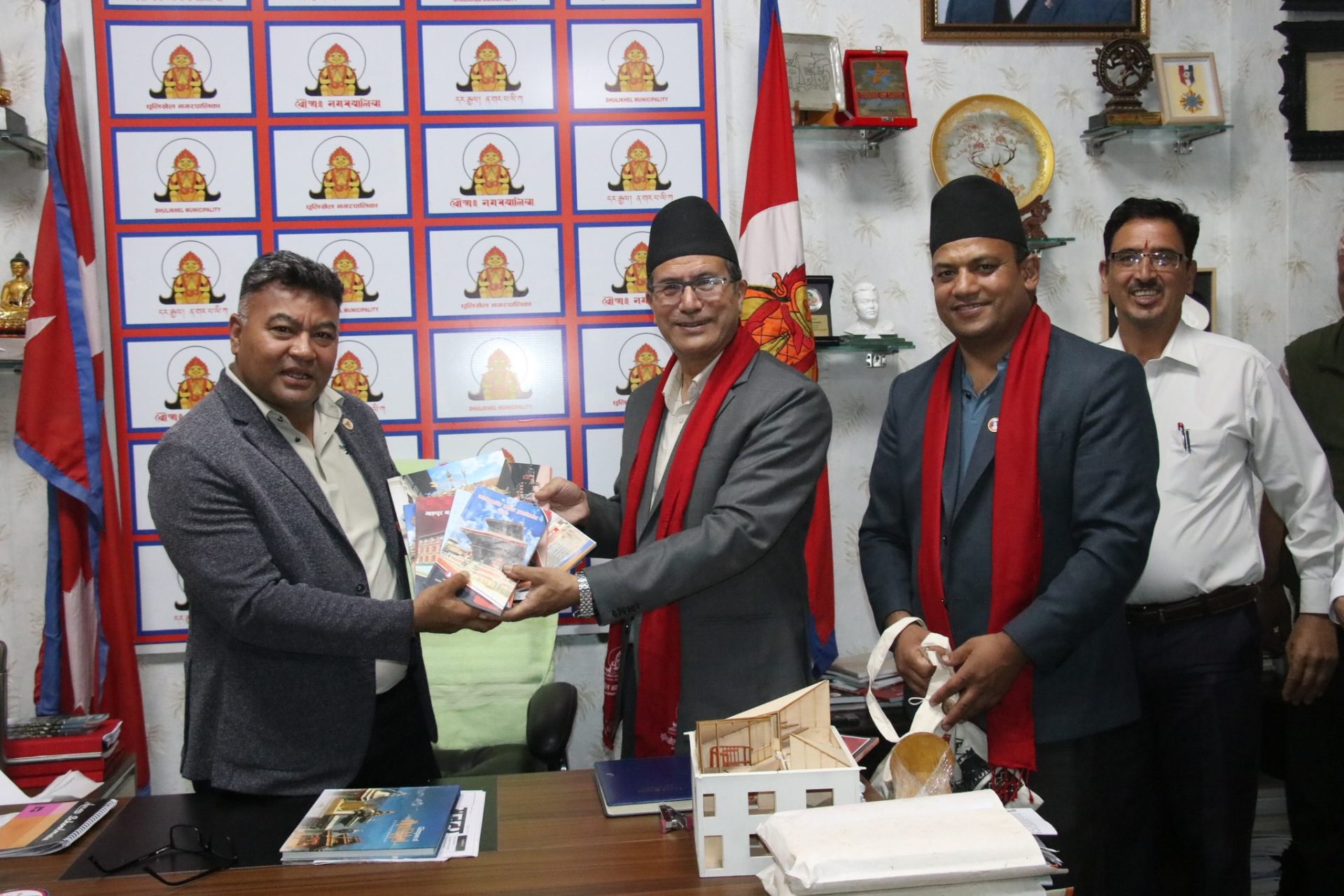 नगर प्रमुख सुनिल प्रजापति र धुलिखेलका नगर प्रमुख अशोक ब्याञ्जुबिच भेट