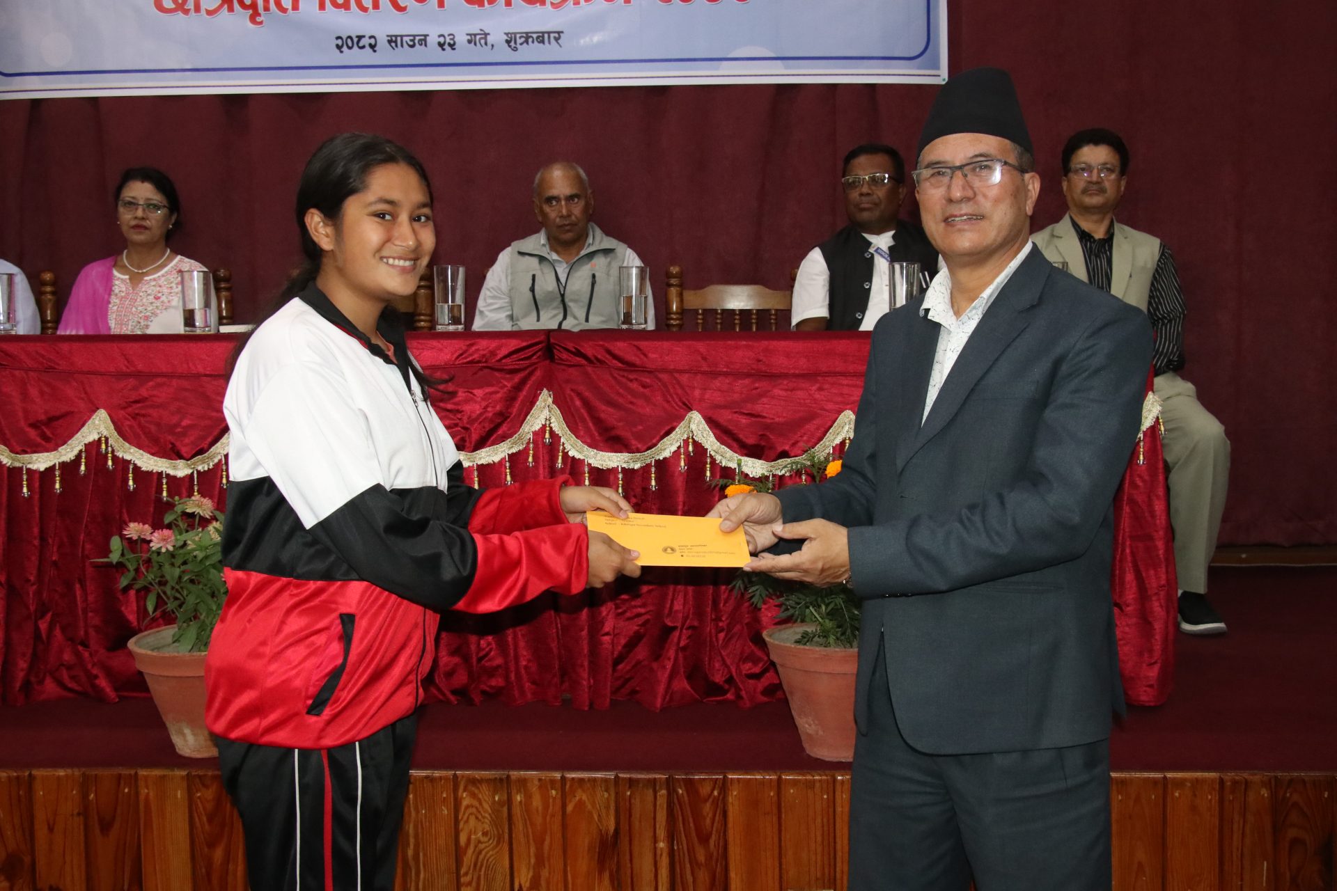 भक्तपुर नगरपालिकाद्वारा १४० जना विद्यार्थीहरूलाई छात्रवृत्ति प्रदान