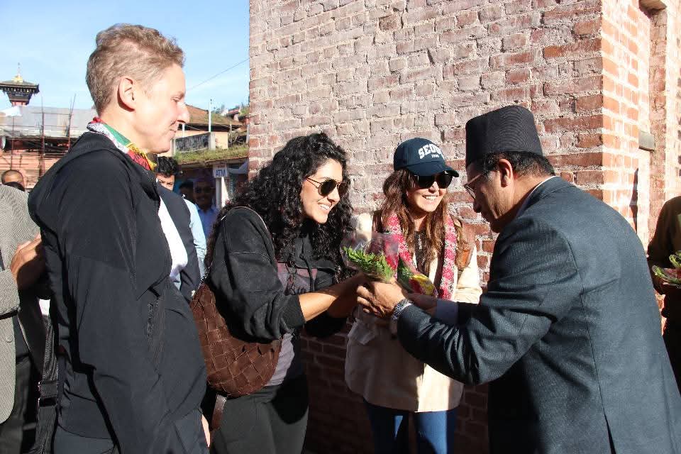 नगर प्रमुख प्रजापतिद्वारा विश्व पर्यटन दिवसमा भक्तपुर प्रवेश गर्ने पर्यटकलाई स्वागत