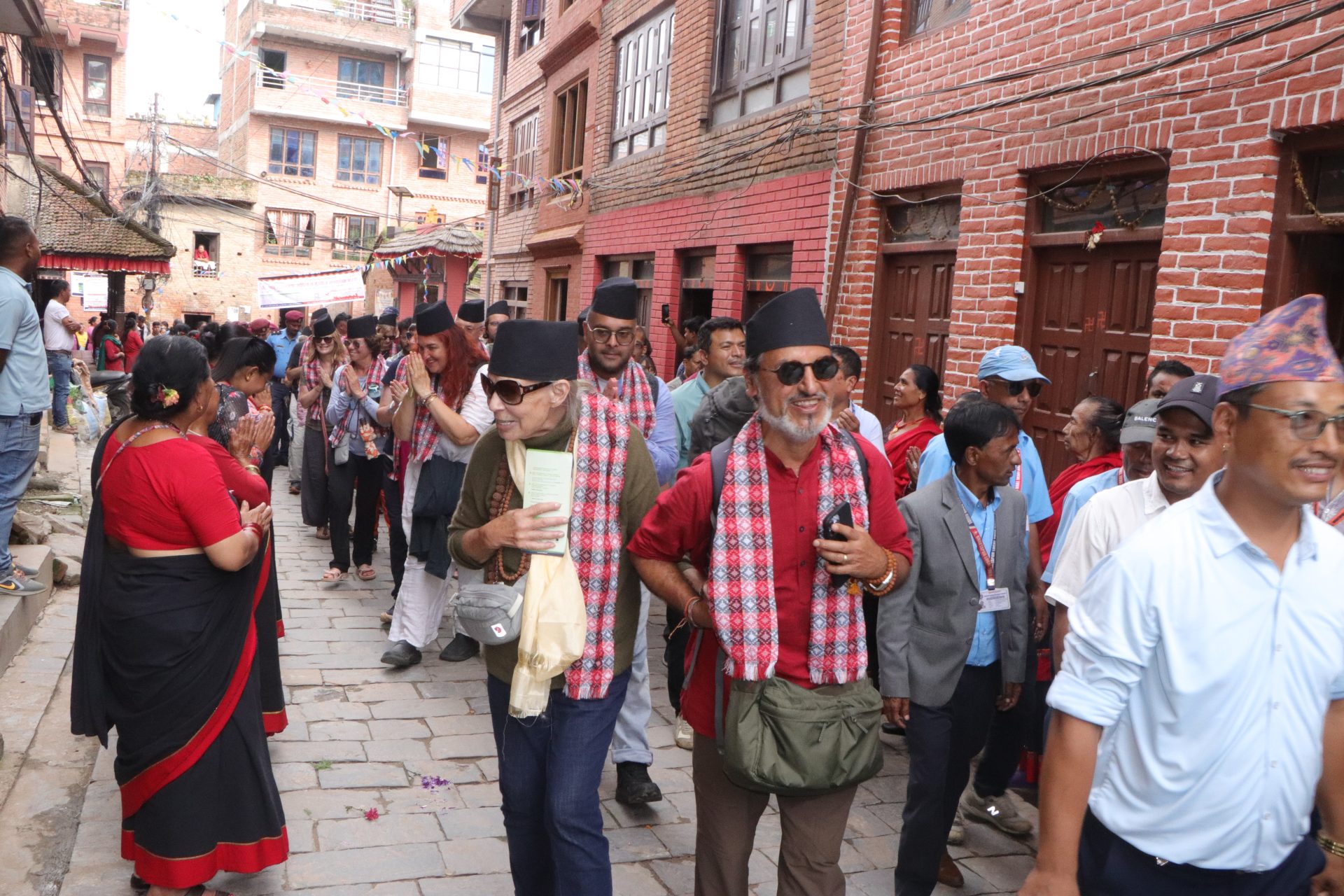 भक्तपुर नगरपालिकाद्वारा आइतबार आयोजित पर्यटन प्रवद्र्धनका लागि सांस्कृतिक सम्पदा पदयात्रा–२०८२ मा सहभागी भई भक्तपुर अवलोकन गर्न आएका पर्यटकहरू । तस्बिर : मजदुर दैनिक