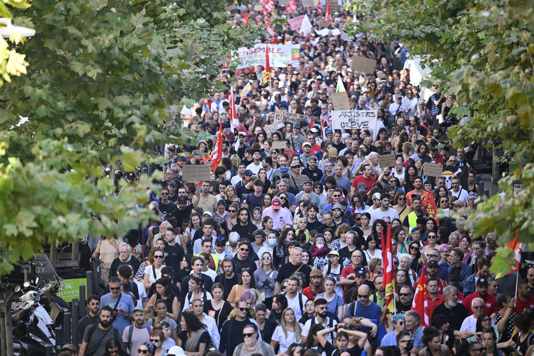 राष्ट्रपति म्याक्रोँको राजीनामा माग गर्दै फ्रान्समा १ लाखभन्दा बढी प्रदर्शनकारी सडकमा