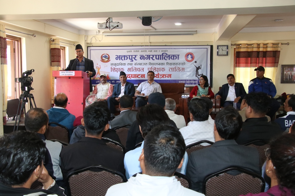 शिक्षकहरूलाई भलिबल प्रशिक्षक तालिम सुरु