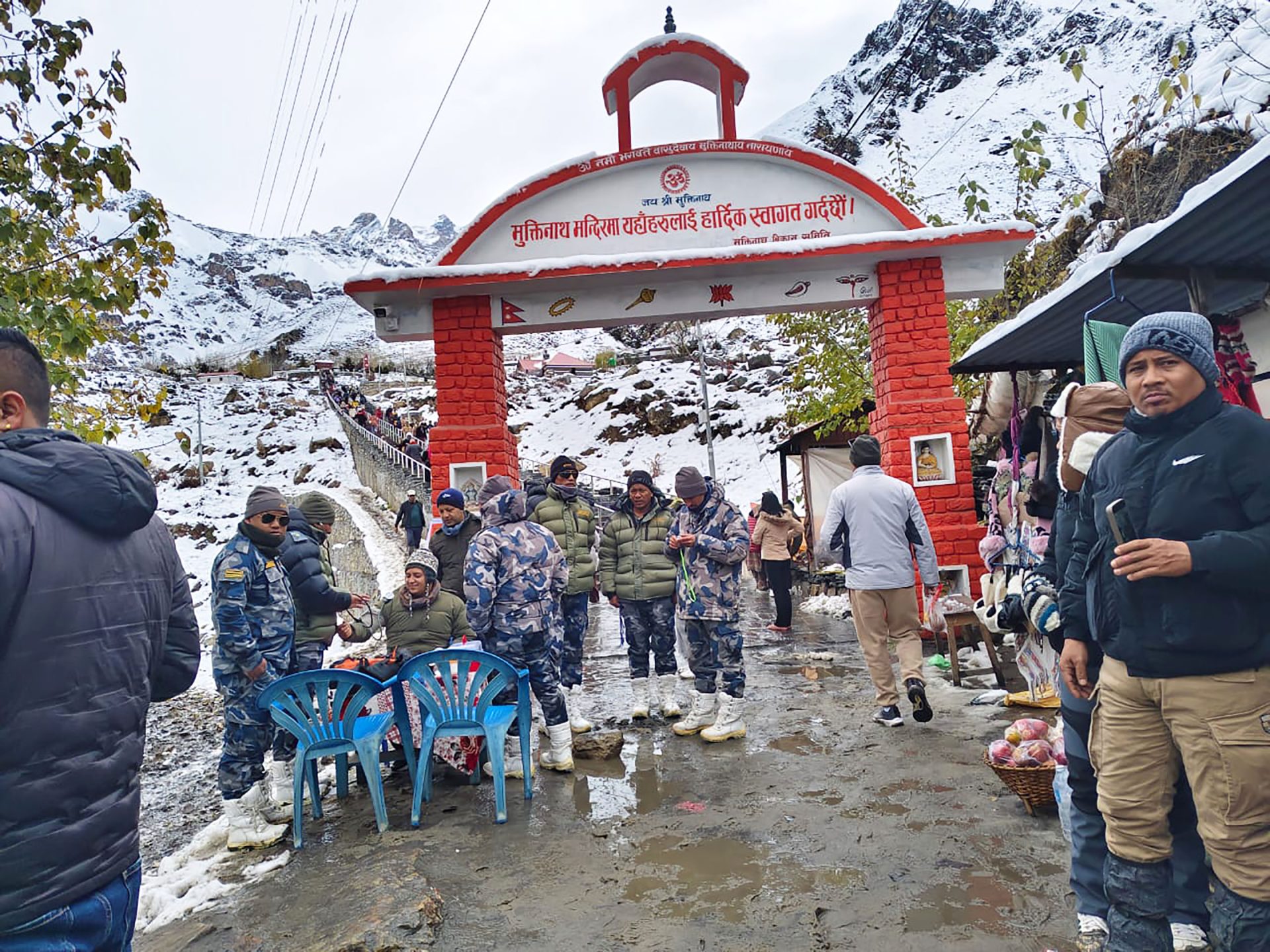 मुस्ताङमा हिमपात र चिसोबाट प्रभावित पर्यटकको उपचारमा सशस्त्रको टोली