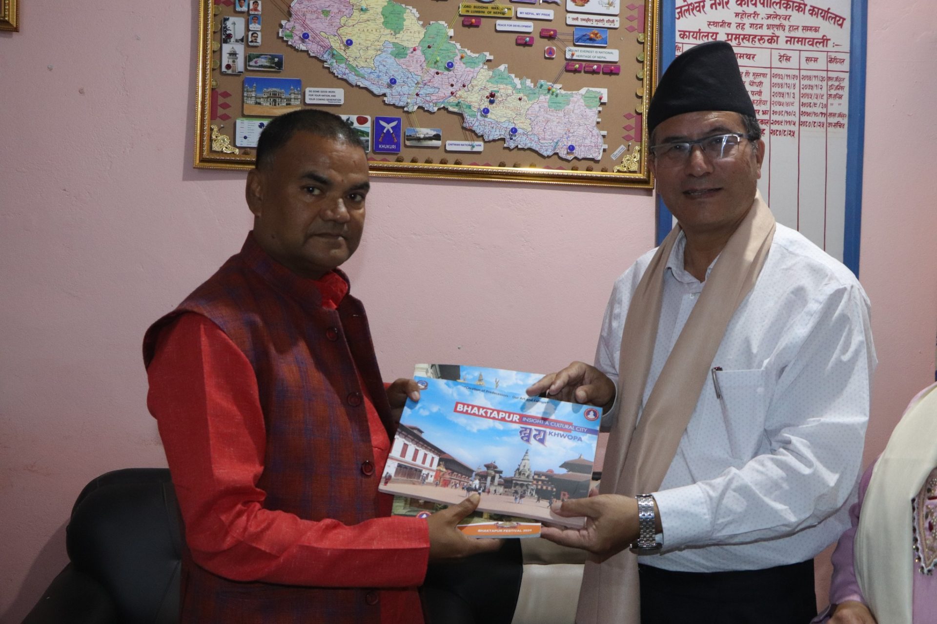नगर प्रमुख प्रजापति र जलेश्वर नपा प्रमुख सुरेश साह सोनारबिच भेट