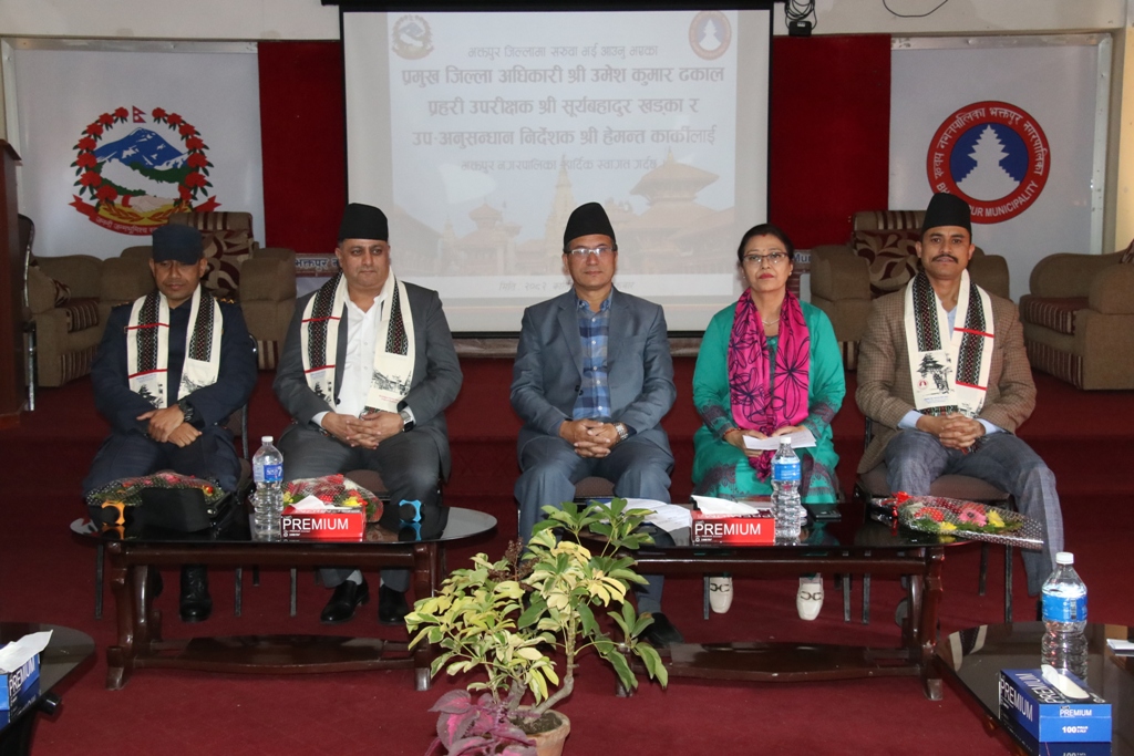 नगर प्रमुख प्रजापतिद्वारा भक्तपुरका प्रजिअ ढकाल, प्रहरी उपरीक्षक खड्का र राष्ट्रिय अनुसन्धान विभागका कार्कीलाई स्वागत