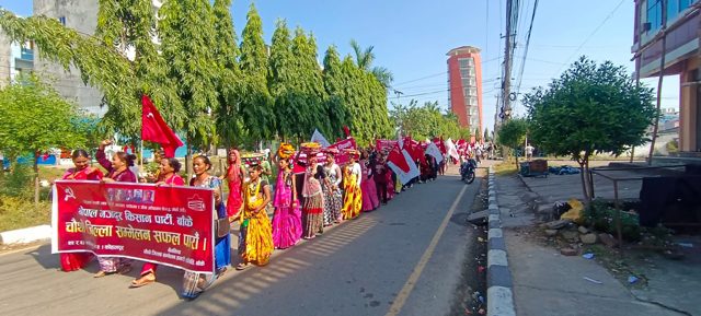 समाजवादमा उत्पादनका मुख्य मुख्य साधन र सेवा सामाजिकीकरण हुने