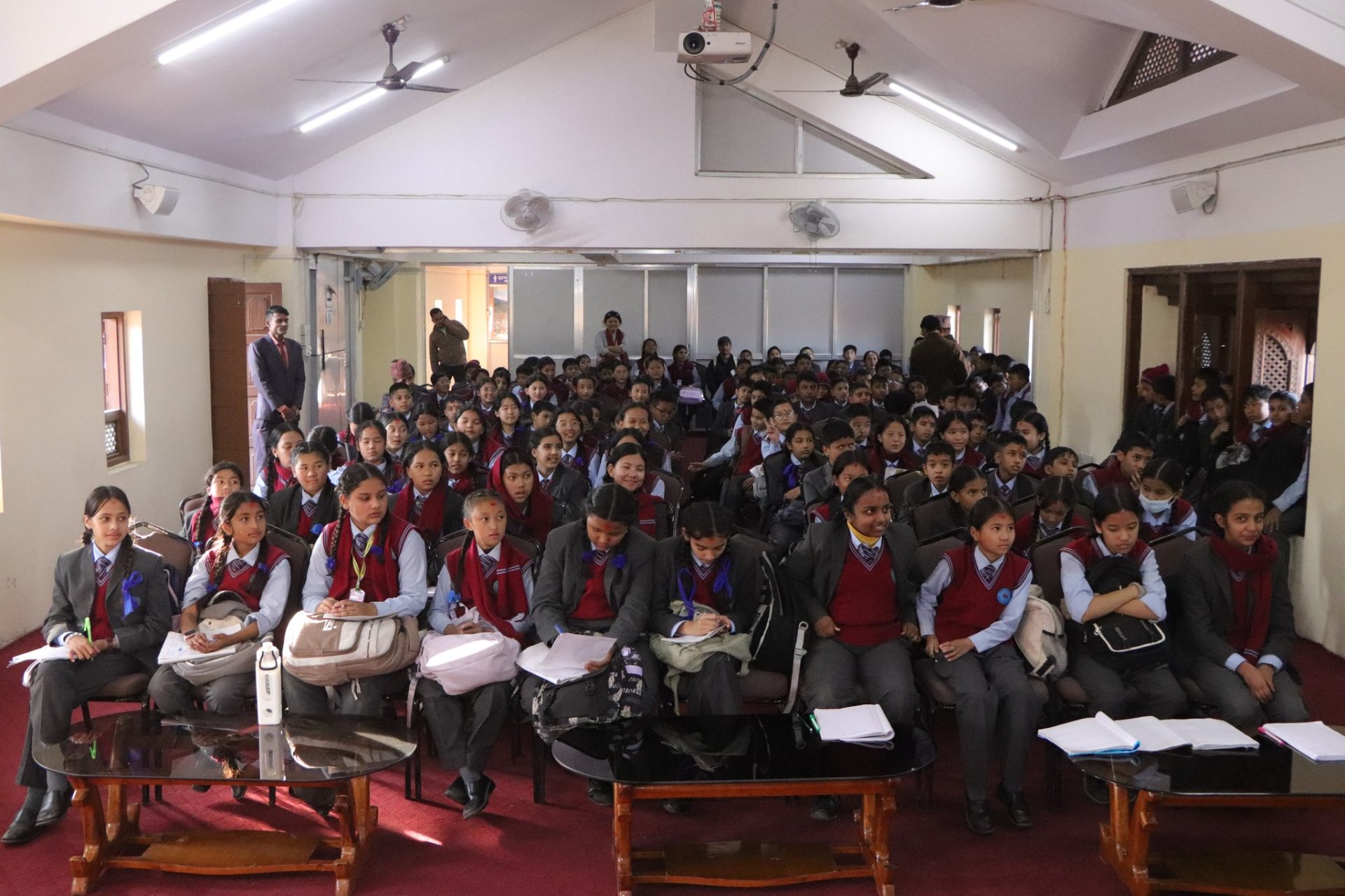 काठमाडौँ तारकेश्वरस्थित लालीगुराँस नेसनल एकेडेमीका विद्यार्थीहरू भक्तपुर अध्ययन भ्रमणमा