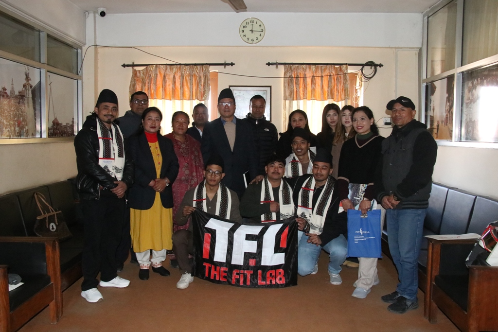 नगर प्रमुख प्रजापतिद्वारा अन्तर्राष्ट्रिय पावर लिफ्टिङ प्रतियोगिताका पदक बिजेता खेलाडीहरूलाई सम्मान