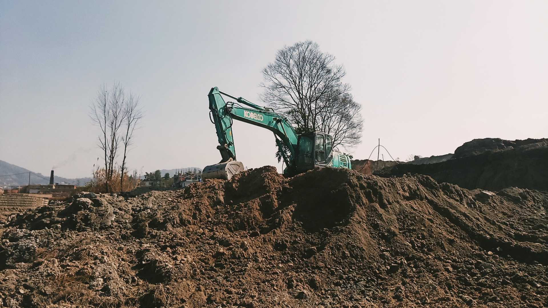 चाँगुनारायणमा माटो ओसारपसारविरुद्ध स्थानीयको ‘एक्सन’ : टिपर–डोजर नियन्त्रणमा