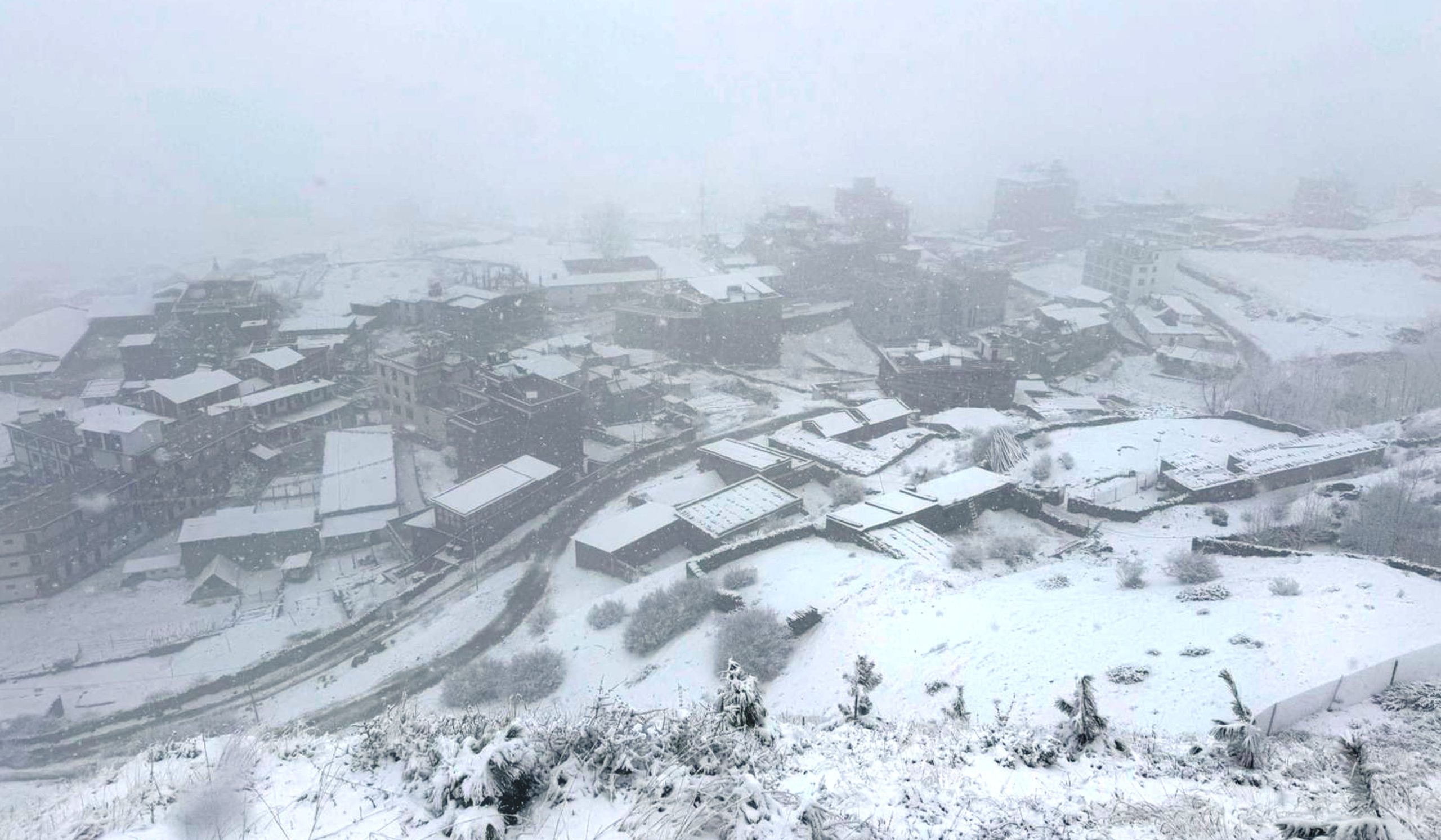 हिमपात र वर्षाको कारण दैनिकीमा प्रतिकूल असर
