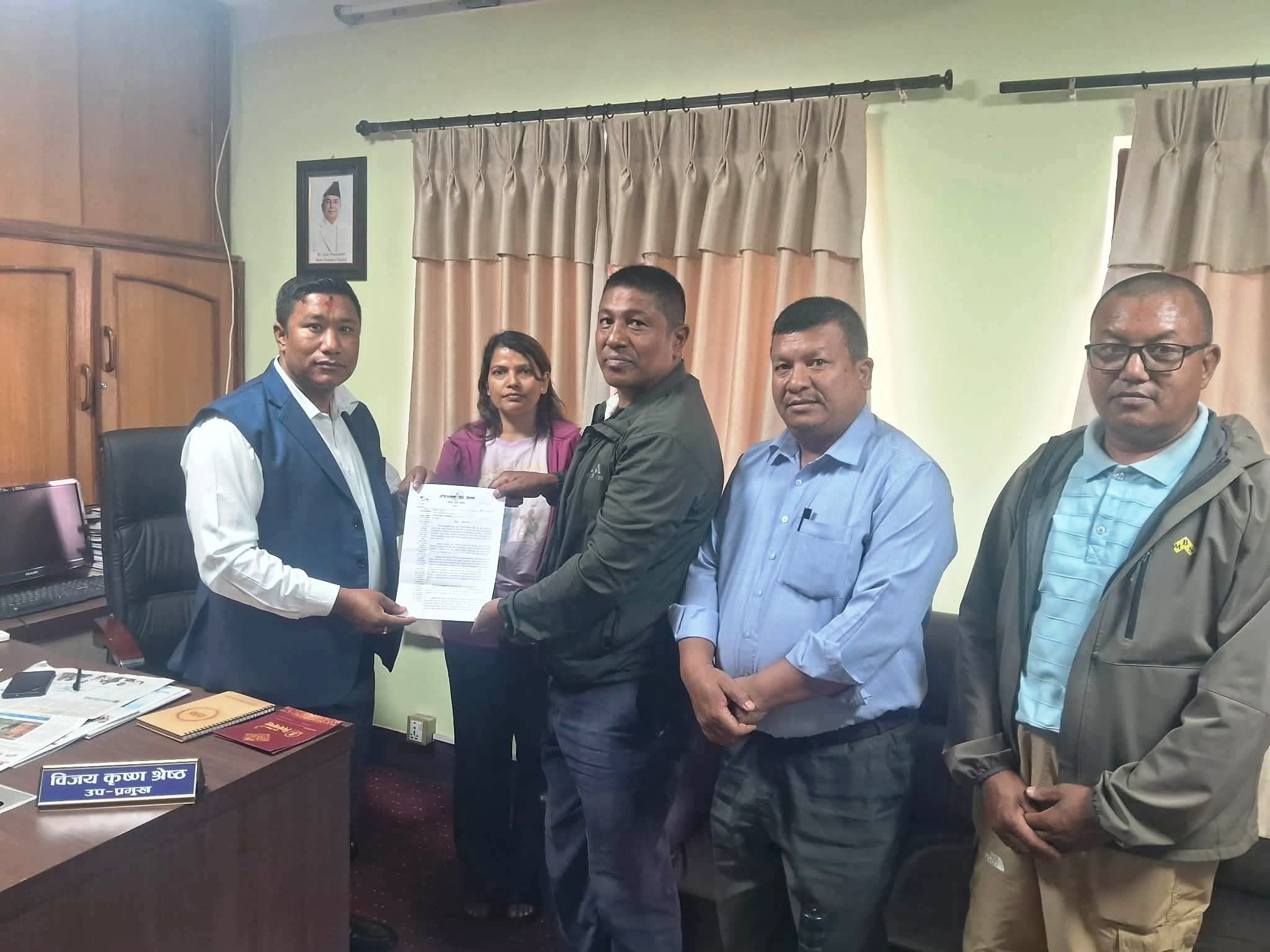 शैक्षिक सत्र सञ्चालन र आइतबार बिदा सम्बन्धमा मध्यपुर नपामा अभिभावक सङ्घको ज्ञापनपत्र