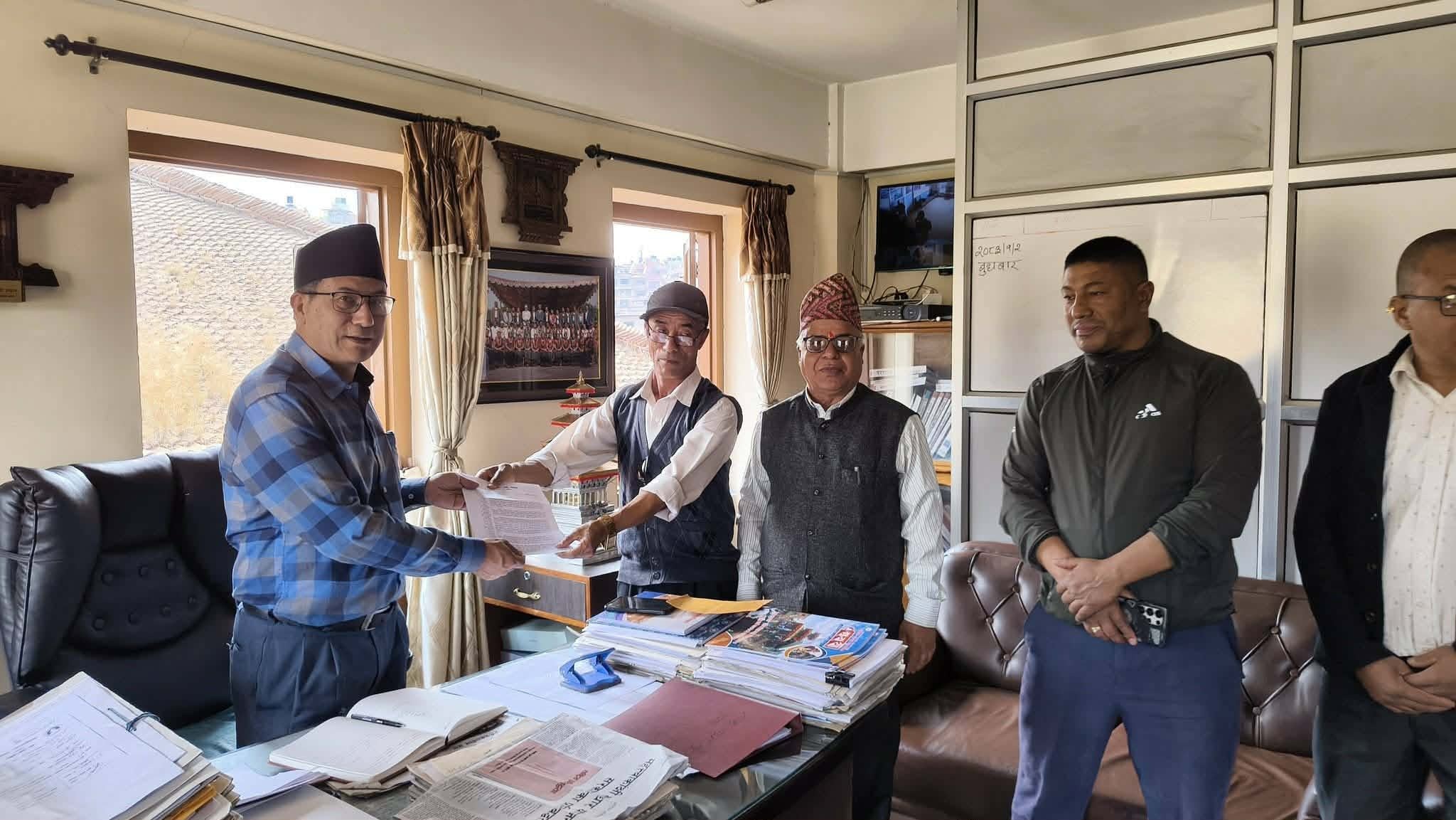 अभिभावक सङ्घ नेपालद्वारा नगरप्रमुखलाई ज्ञापनपत्र