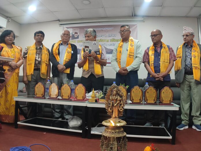 ‘सङ्गीत अन्तरङ्ग’ र ‘सम्झौतामा उभिएको मान्छे’ लोकार्पण