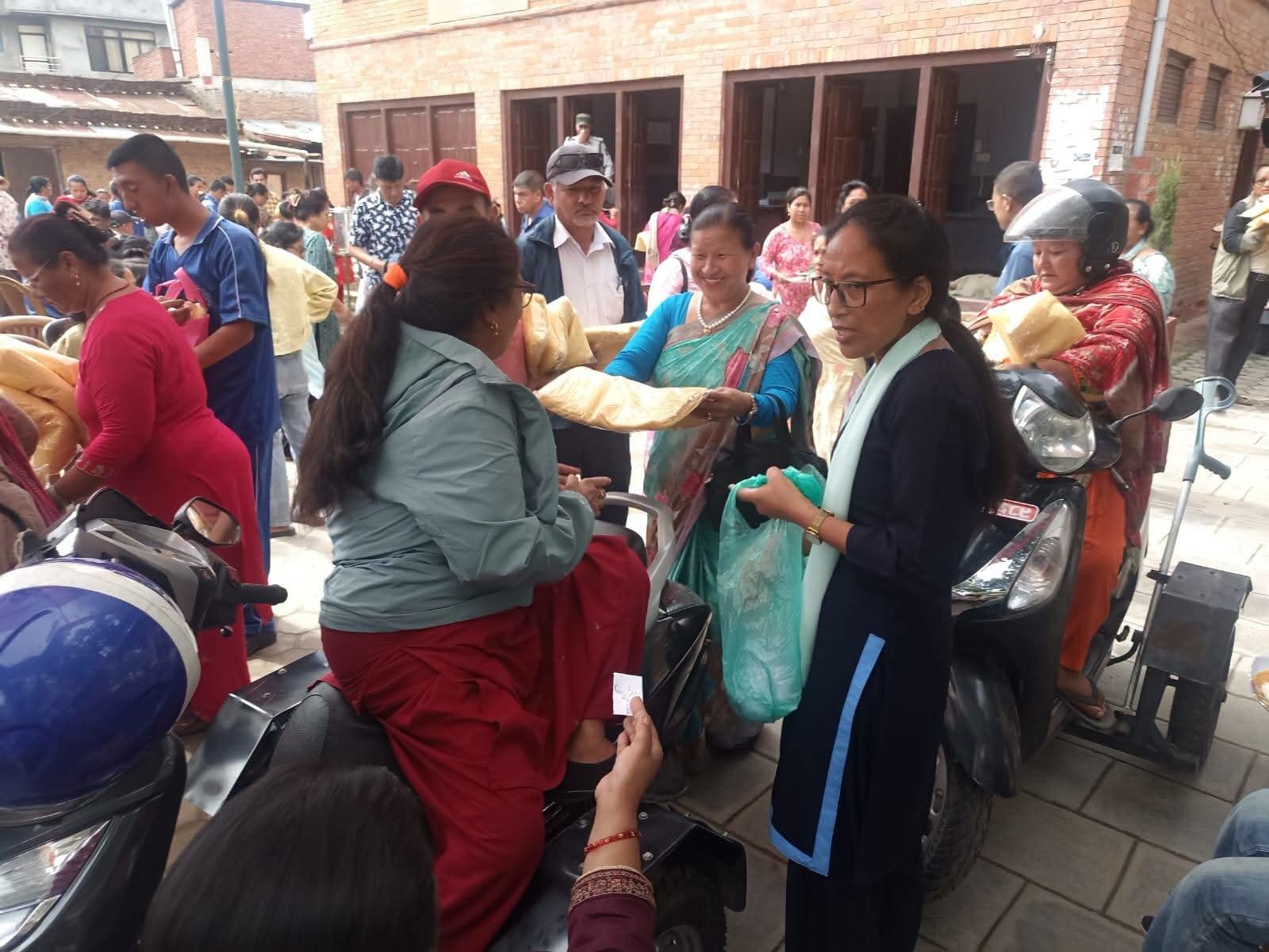 भक्तपुर नगरपालिकाद्वारा अपाङ्गता भएका व्यक्तिहरूलाई झुल वितरण