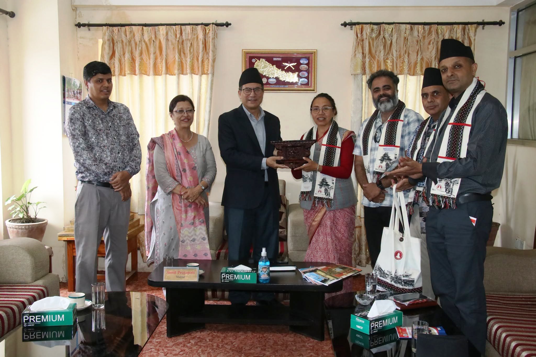 बुढानीलकण्ठ नगरपालिकाका उपप्रमुख अनिता लामासहितको टोली भक्तपुरमा
