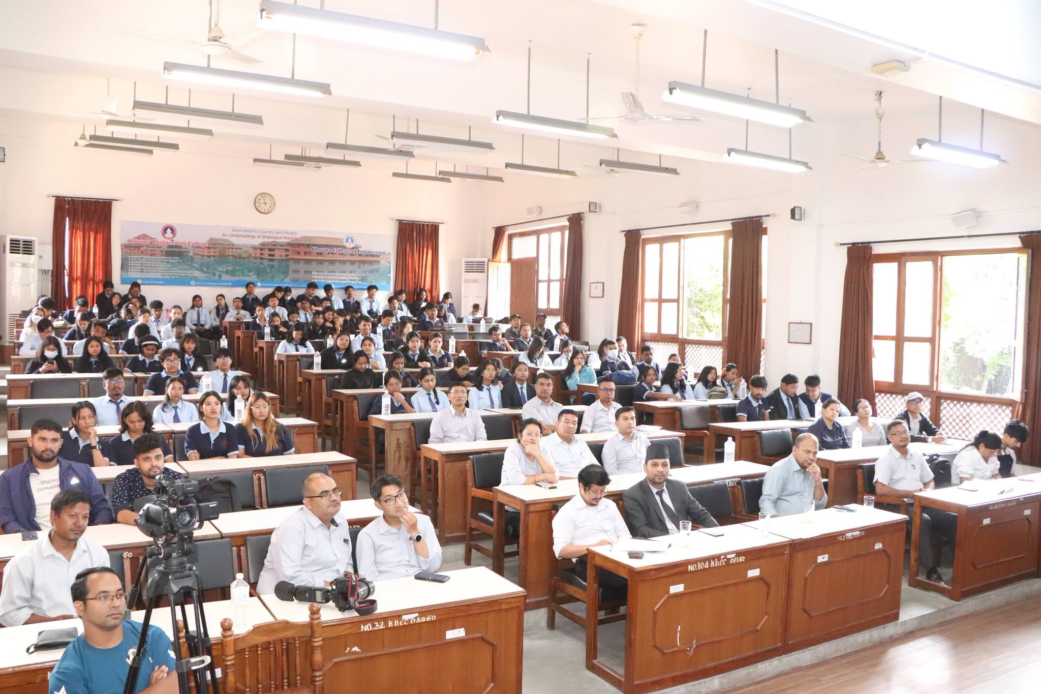 ख्वप इन्जिनियरिङ कलेजमा सेमेस्टर टपर र गरिब तथा जेहनदार विद्यार्थीहरूलाई छात्रवृत्ति वितरण