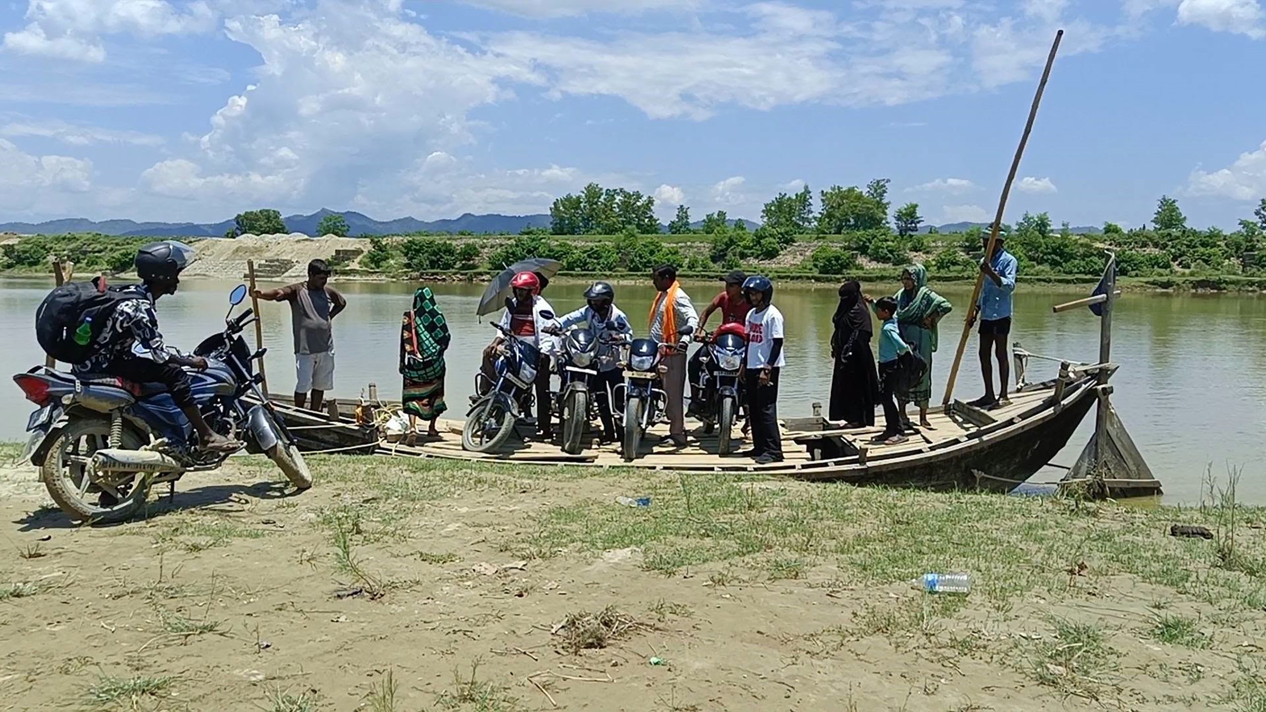 राप्ती तटीय क्षेत्रका नागरिकलाई नदी तर्न डुङ्गाकै भर