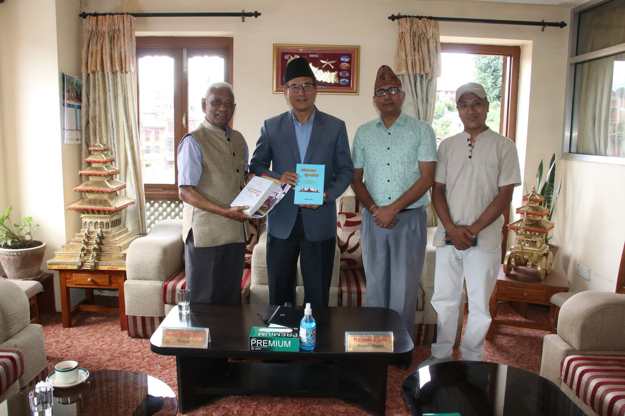 नगर प्रमुख प्रजापतिसँग पूर्वराजदूत श्यामानन्द सुमनको भेट