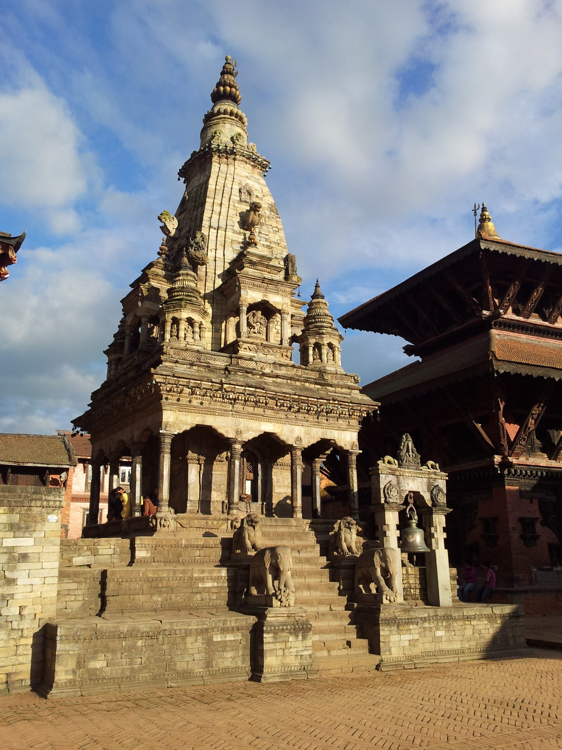 जीवित सङ्ग्रहालयमा विद्यार्थीहरूलाई घुमाउँदा