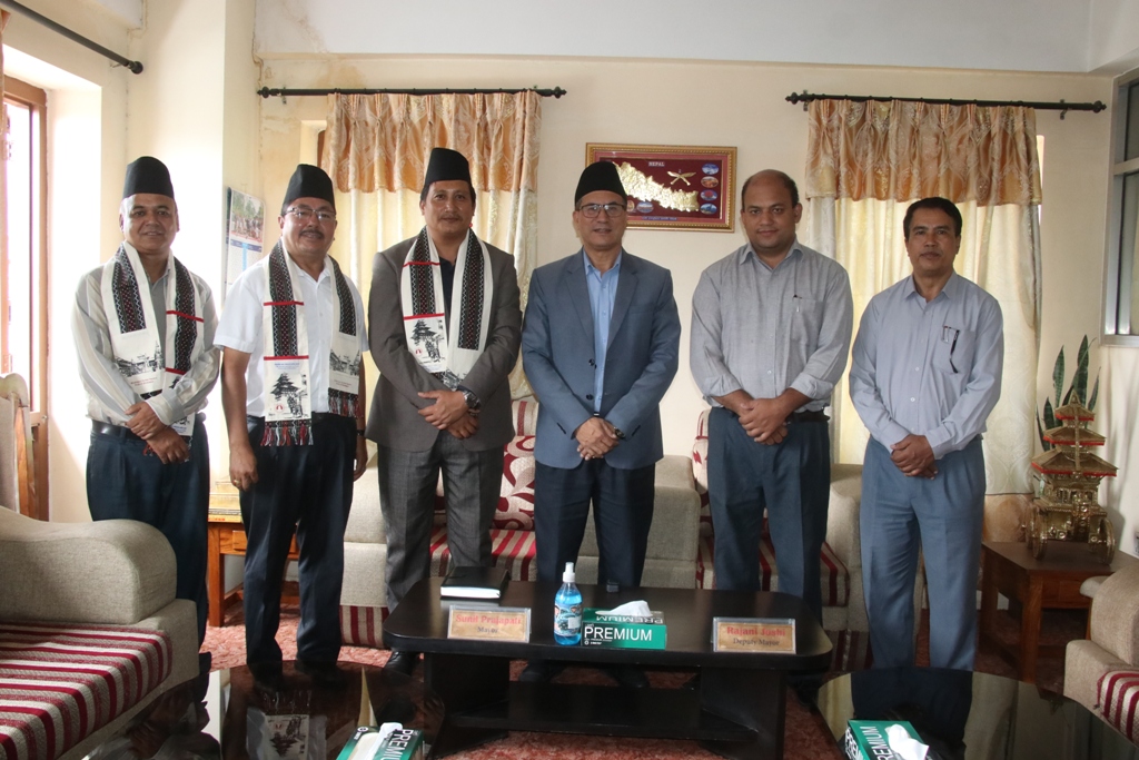प्रमुख प्रजापतिसँग तारकेश्वर नगरपालिकाका नगर प्रमुख कृष्णहरि महर्जनको भेट