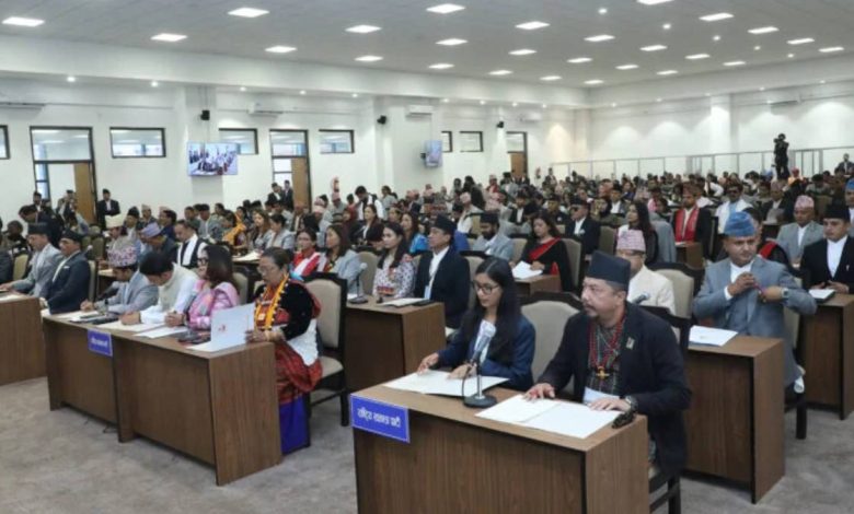 खुला राजनीतिमा सांसद र मन्त्रीहरूको व्यवहार र भाषा कहाँ लुकाएर लुकिन्छ ?
