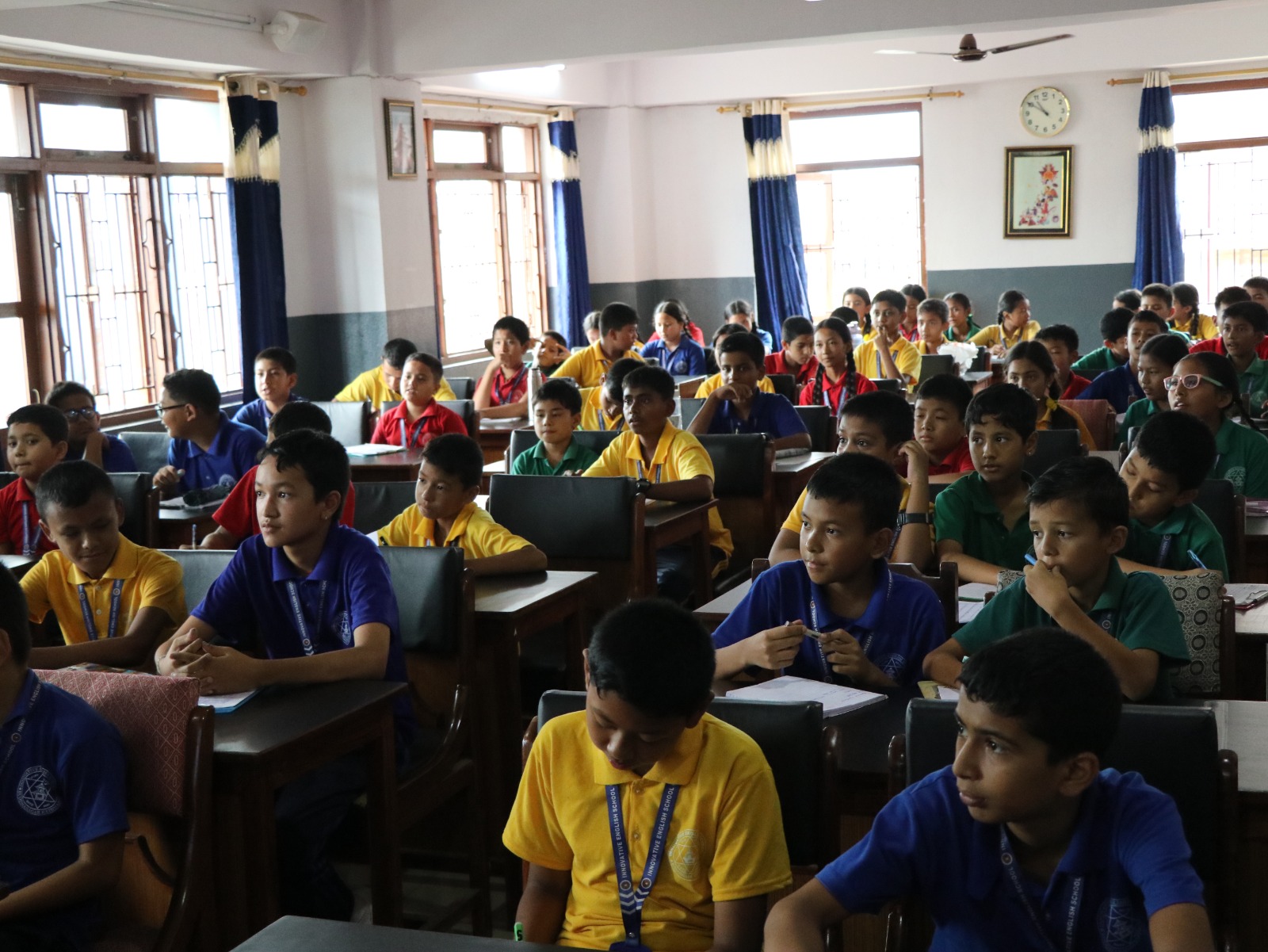 भक्तपुर नगरको अवलोकन भ्रमणमा इनोभेटिभ स्कूलका विद्यार्थीहरू