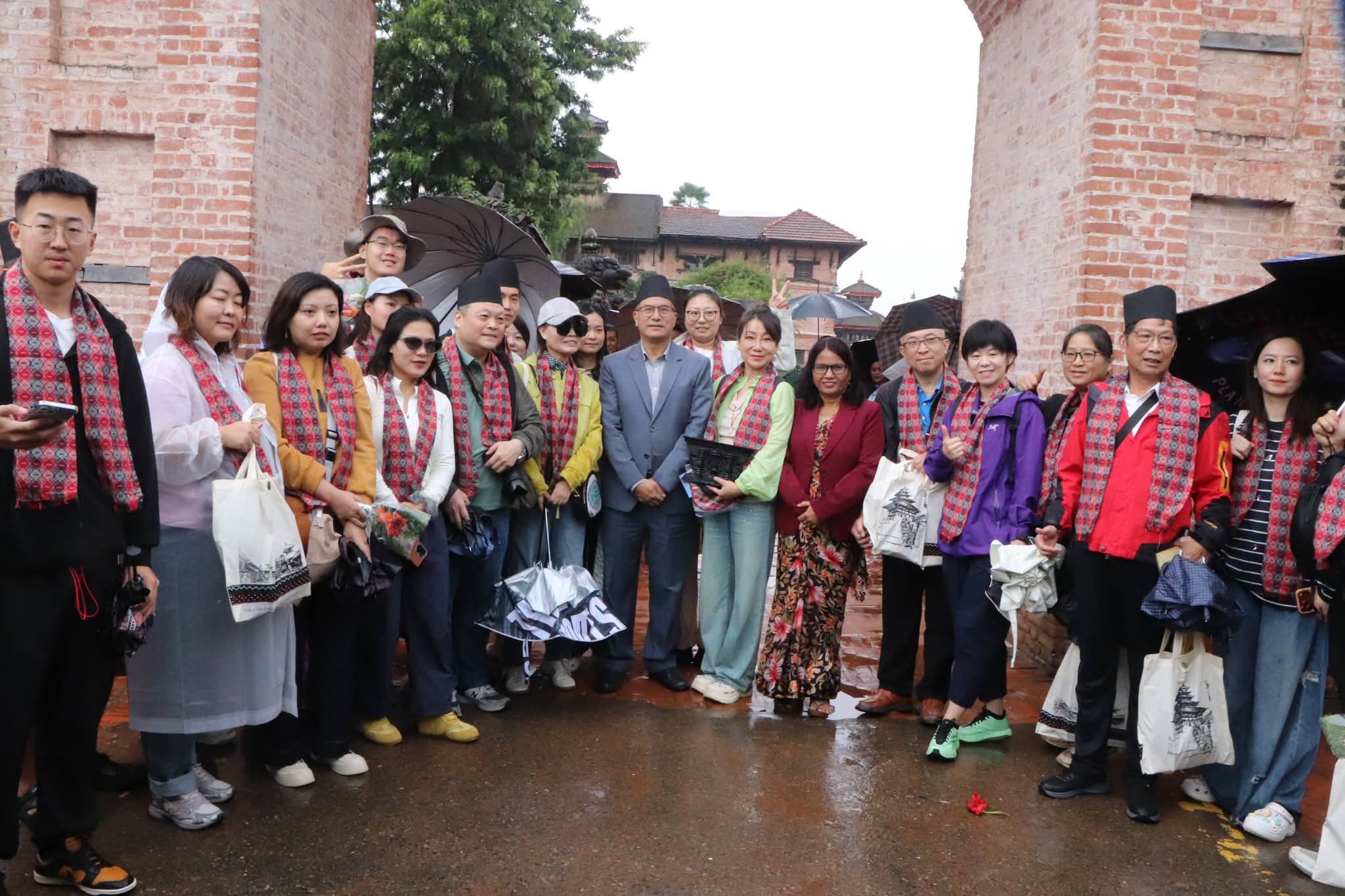 विश्व पर्यटन दिवसमा भक्तपुर प्रवेश गर्ने पहिलो पर्यटक टोलीलाई स्वागत