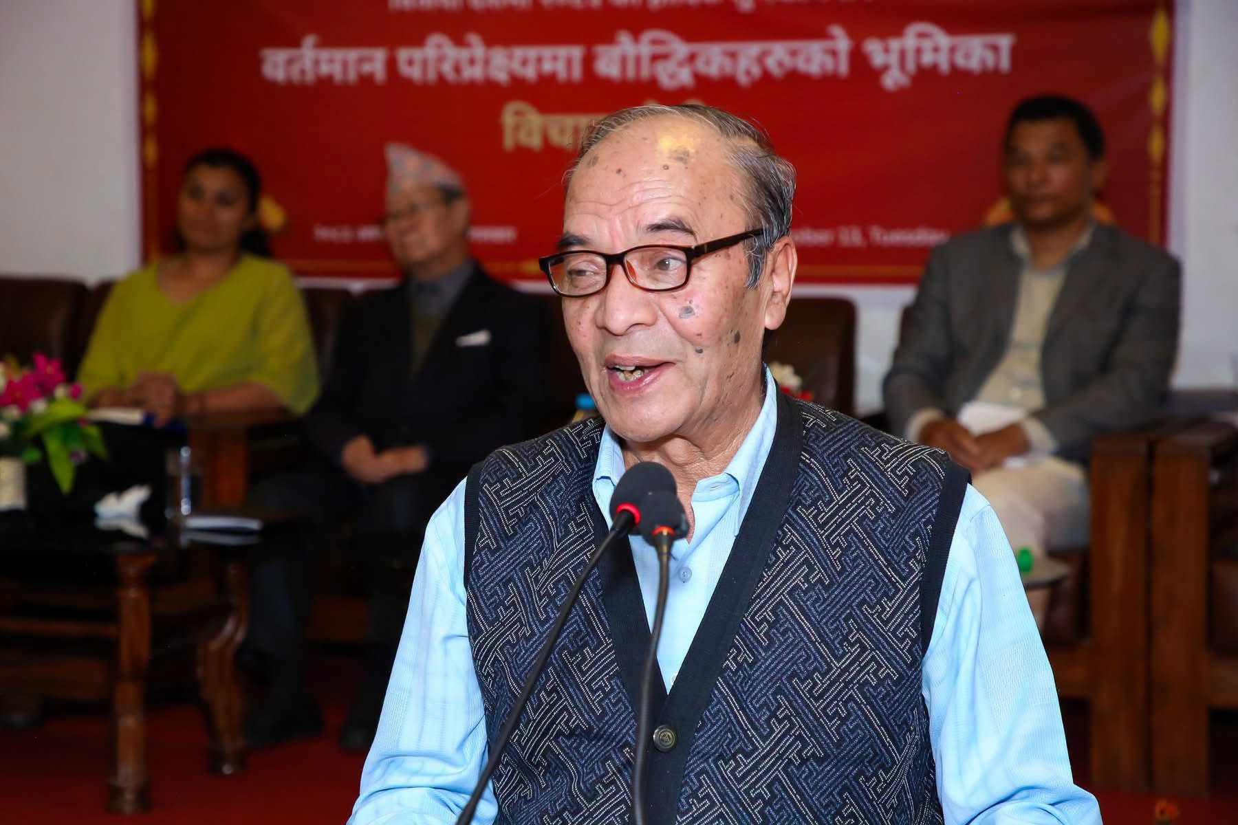 बुद्धिलाई अथ्र्याउँदा शैक्षिक प्रमाणपत्रलाई मात्र आधार बनाउनु बुद्धिको गलत परिभाषा हुने