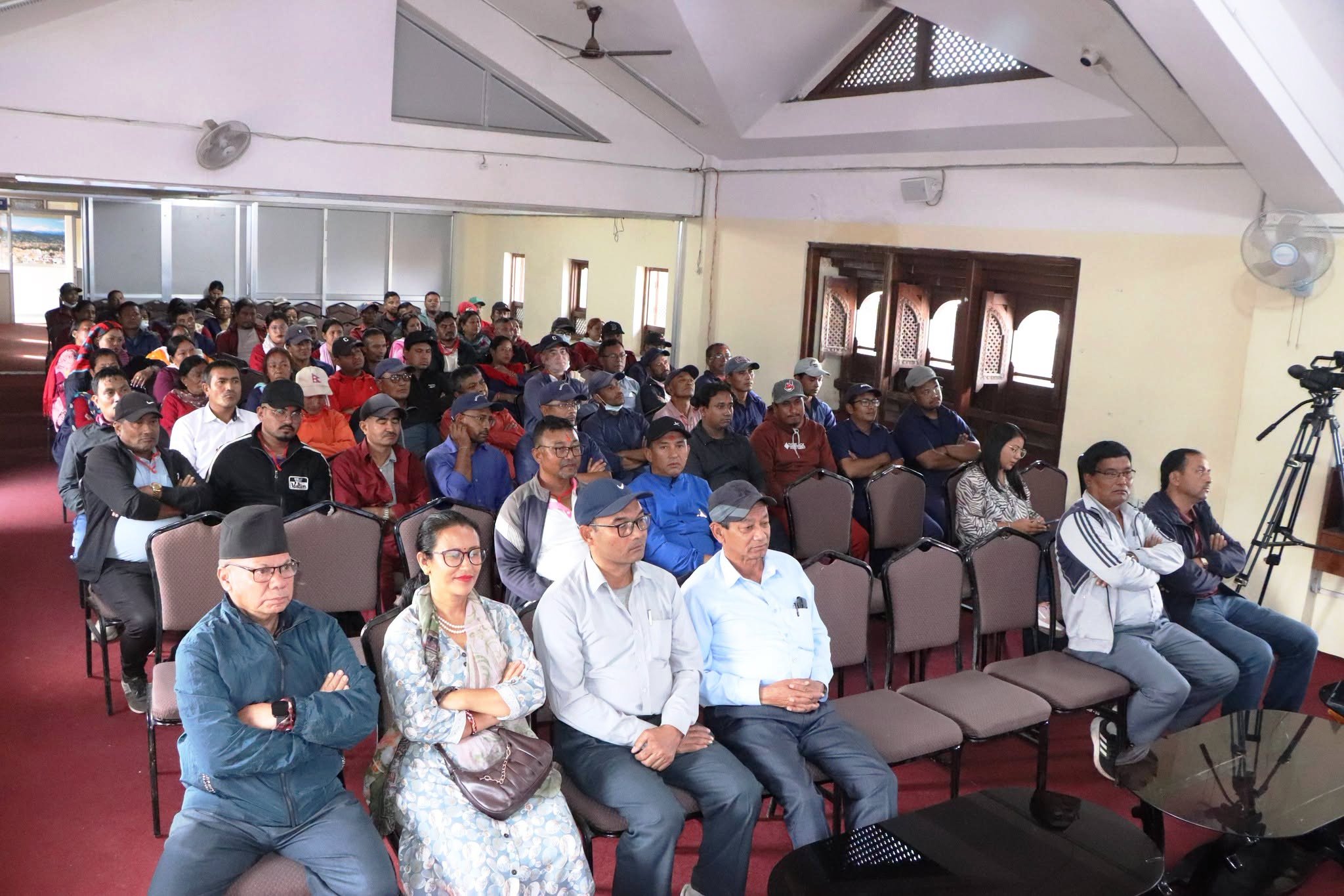भक्तपुर नगरपालिकाका जनप्रतिनिधि र सफाइकर्मीबिच शुभकामना आदानप्रदान